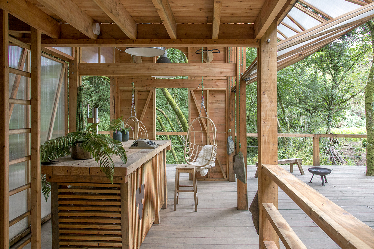 private bar and decking of the Danish Cabin with a fire pit, off grid living at Kudhva